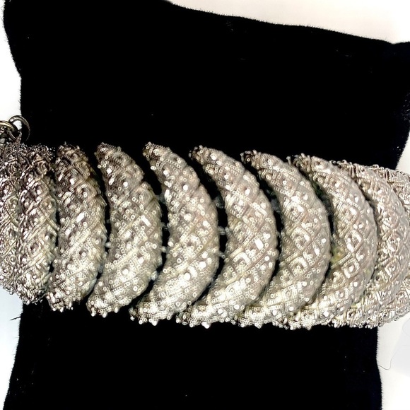 VINTAGE Monet 60’s Etched Silver Tone Link Bracelet and matching clip earrings - Picture 6 of 15